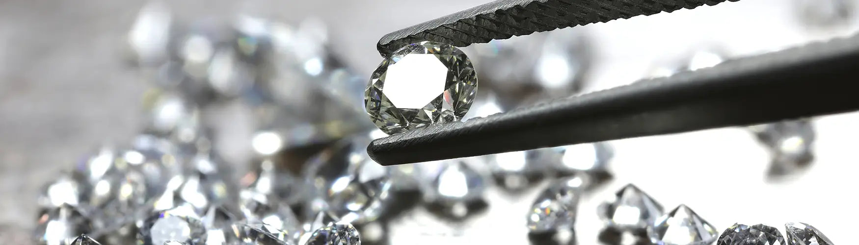 Moissanite vs Diamond: What's the Difference?